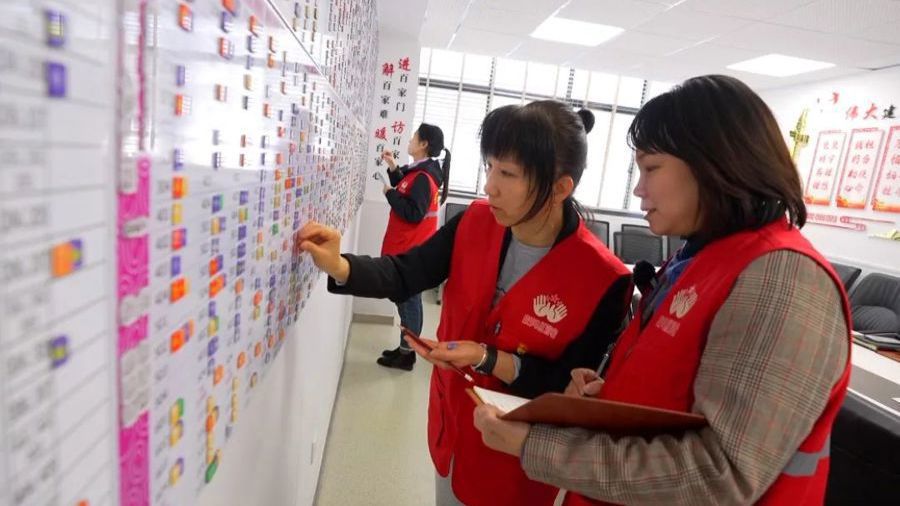 對照“作戰(zhàn)圖”，彭浦新村街道社區(qū)干部可以有針對性地走訪居民。 資料照片.jpeg