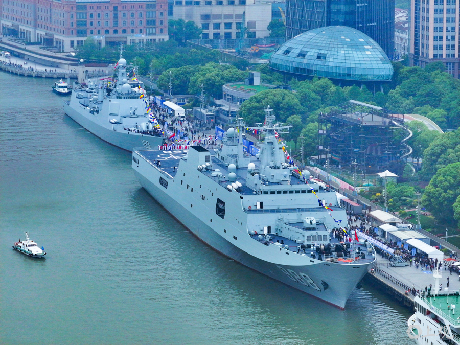 導(dǎo)彈驅(qū)逐艦西安艦、綜合登陸艦沂蒙山艦?？吭谏虾８蹏H客運中心碼頭，迎接社會各界民眾參觀。記者 張海峰 攝.jpg