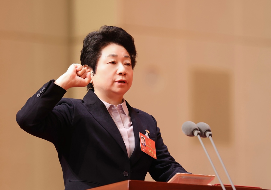 昨天上午，市十六屆人大二次會議憲法宣誓儀式舉行。新當(dāng)選的市人大常委會主任黃莉新進(jìn)行憲法宣誓。袁婧 攝  .jpeg