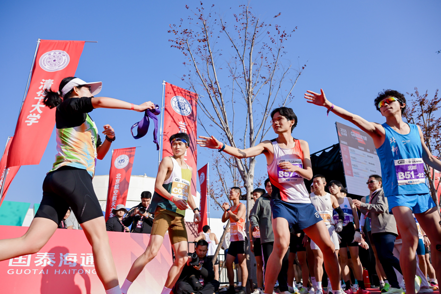 昨天，2025高校百英里接力賽總決賽在上海徐匯濱江開賽.jpg