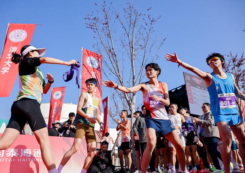 奔跑青春翻開上海“城市封面” 一抹抹高校隊(duì)服點(diǎn)亮濱江 2025高百接力賽十周年總決賽鳴槍起跑