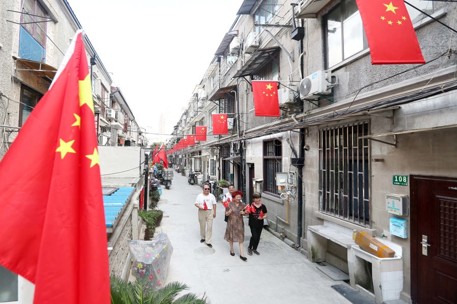 “國旗弄堂”里，居民家門口、圍墻上都懸掛著五星紅旗，慶祝中華人民共和國成立75周年。記者 蔣迪雯 攝.jpg