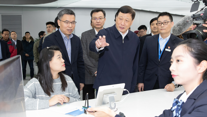 2018年12月27日，應(yīng)勇市長來到徐匯區(qū)行政服務(wù)中心，現(xiàn)場察看“一網(wǎng)通辦”推進(jìn)情況。
