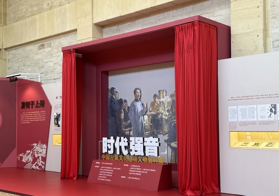 觀眾從上海魯迅紀念館大堂開始“走入”歷史。 施晨露 攝.jpeg