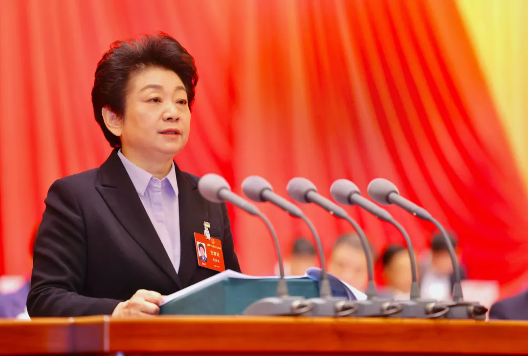黃莉新作市人大常委會工作報告。 袁婧 攝.jpeg