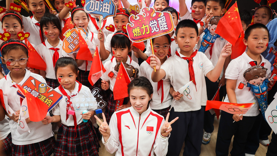 陳芋汐回到母校上海市徐匯區(qū)光啟小學(xué)，與師生代表合影留念。記者 海沙爾 攝.jpg
