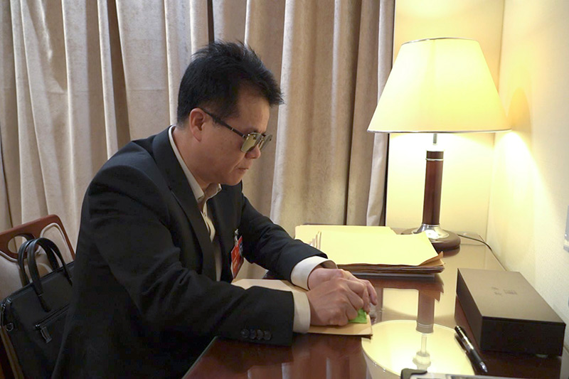 2023年3月7日，王永澄在駐地房間用盲文紙書寫建議.jpg