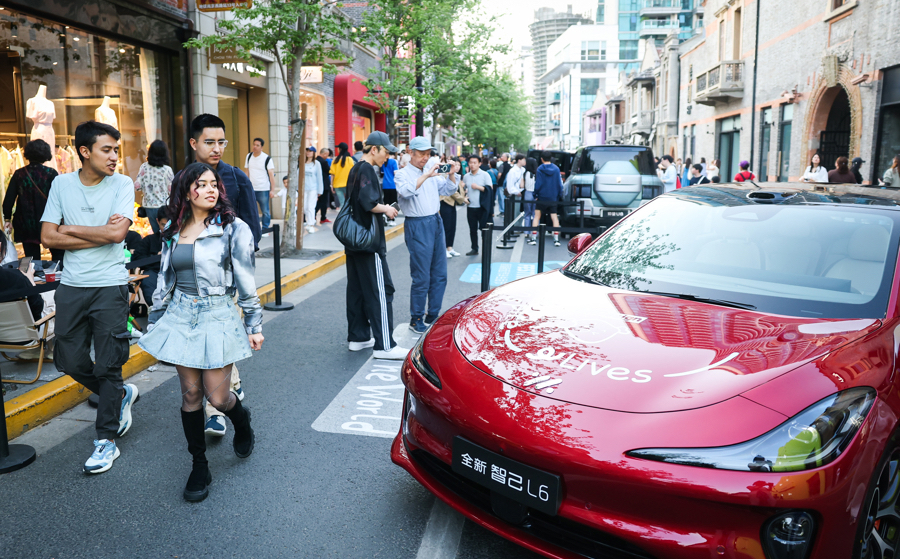 以“街區(qū)為舞臺”的首屆街區(qū)汽車生活節(jié)在張園及茂名北路限時步行街展開.jpg