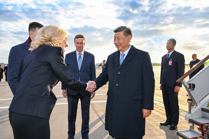 習(xí)近平抵達(dá)莫斯科伏努科沃專機(jī)機(jī)場時(shí)，俄羅斯副總理戈利科娃等政府高級官員熱情迎接。新華社記者 謝環(huán)馳 攝.jpg