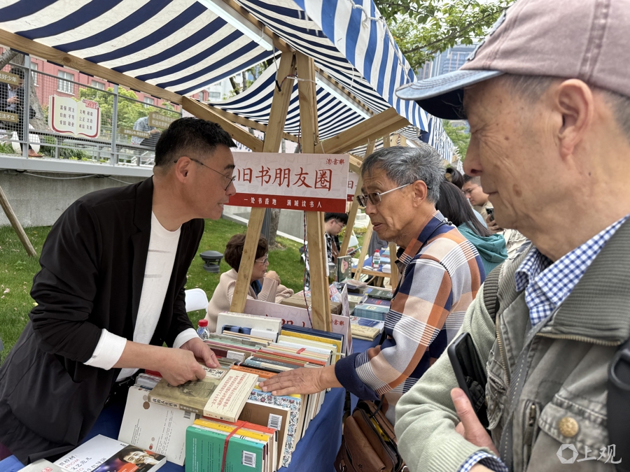 參加“舊書朋友圈”的傳記作家羅銀勝為讀者熱情介紹書籍。 施晨露 攝  .jpeg