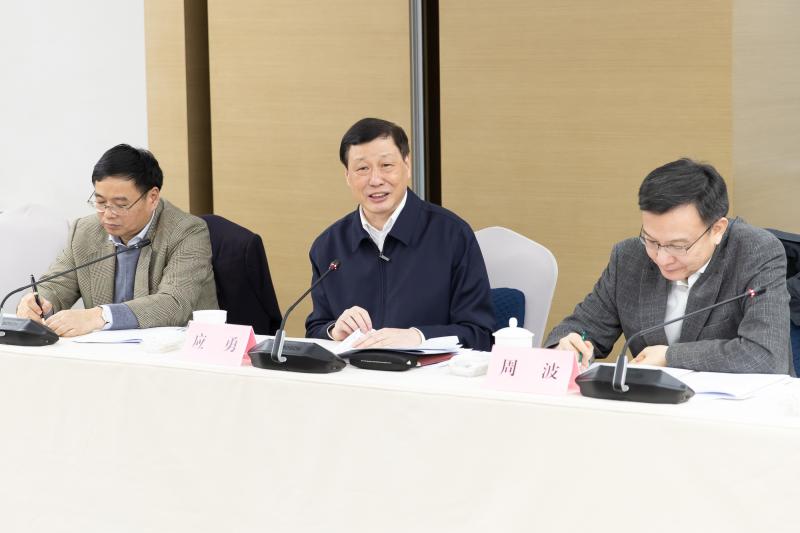 2018年12月27日，應(yīng)勇市長(zhǎng)來(lái)到上海市大數(shù)據(jù)中心，聽(tīng)取“一網(wǎng)通辦”推進(jìn)情況匯報(bào)。