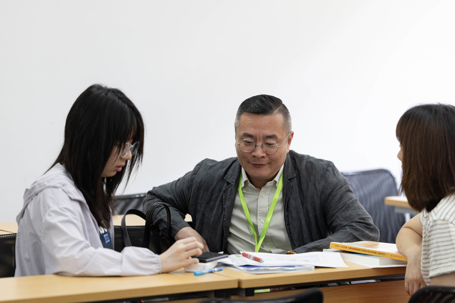 專家為考生和家長提供“一對一”志愿填報指導(dǎo)服務(wù).jpg