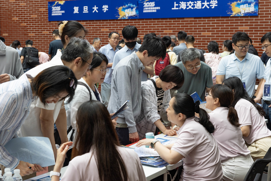 高考“知分知位”后如何精準(zhǔn)填志愿 線下志愿填報(bào)咨詢會(huì)舉行 轉(zhuǎn)專業(yè)、繼續(xù)深造機(jī)會(huì)等受關(guān)注