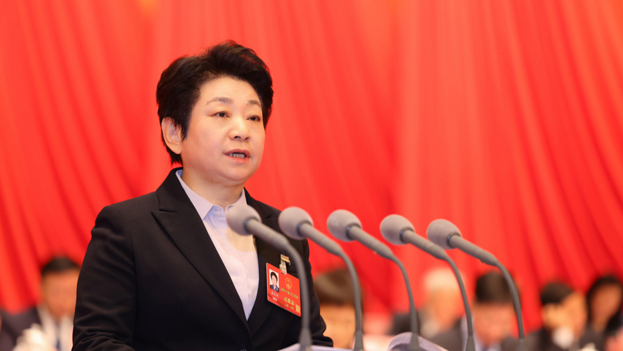 黃莉新作市人大常委會工作報(bào)告。 袁婧 攝.jpeg